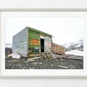 Cabañ abandonada en Bahí Balleneros Antártida | Edición limitada de 10 Dan Kosmayer Photography