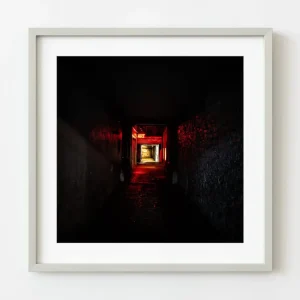 Callejón oscuro con signo de arte | Edición limitada de 10 Dan Kosmayer Photography