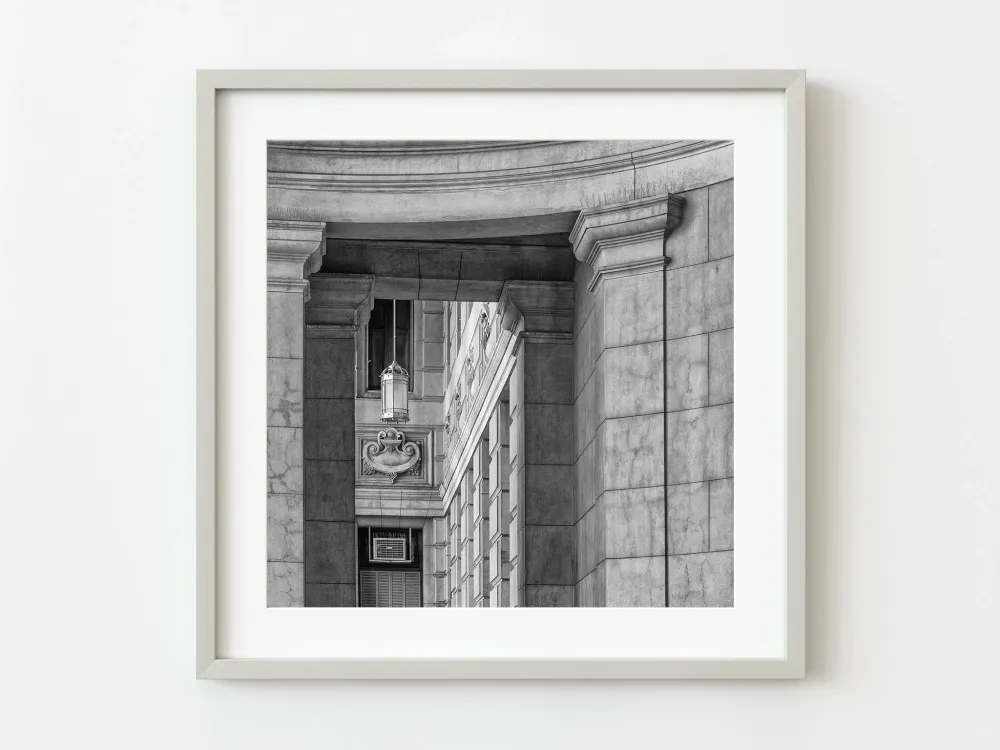 Detalle de la arquitectura de columnas clásicas de Buenos Aires | Edición limitada de 10 Dan Kosmayer Photography