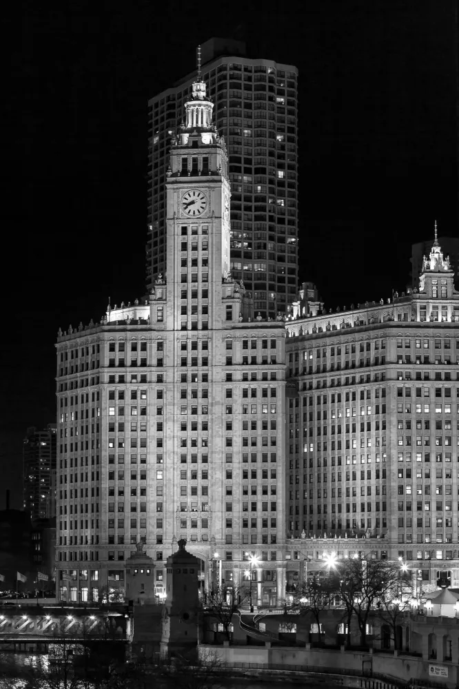 Estados Unidos Illinois Chicago Edificio Wrigley Torre del Reloj Noche Arquitectura en blanco y negro Ciudad Hito urbano |...