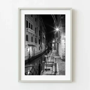 Estrecho canal de Venecia en la noche | Edición limitada de 10 Dan Kosmayer Photography