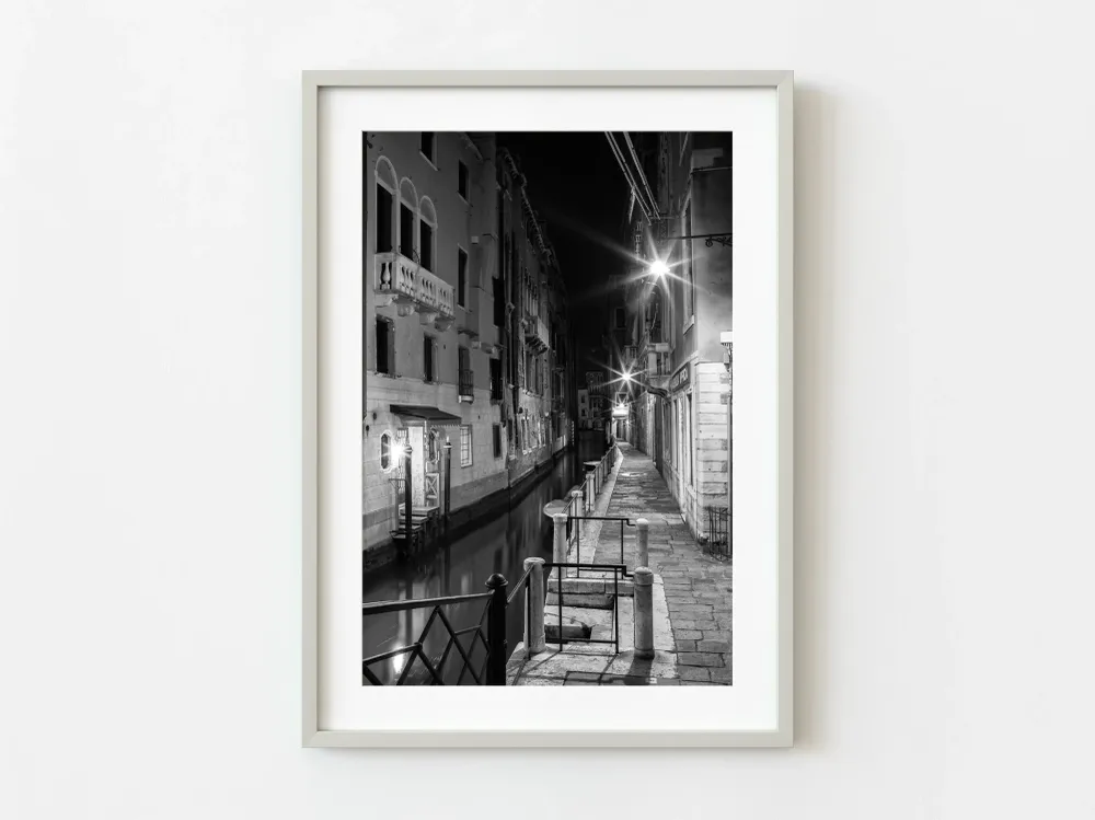 Estrecho canal de Venecia en la noche | Edición limitada de 10 Dan Kosmayer Photography