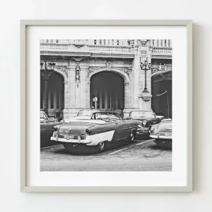 Grupo de autos clásicos estacionados frente hotel en La Habana Cuba | Edición limitada de 10 Dan Kosmayer Photography
