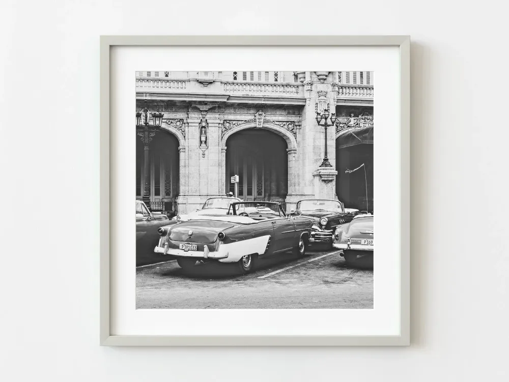 Grupo de autos clásicos estacionados frente hotel en La Habana Cuba | Edición limitada de 10 Dan Kosmayer Photography