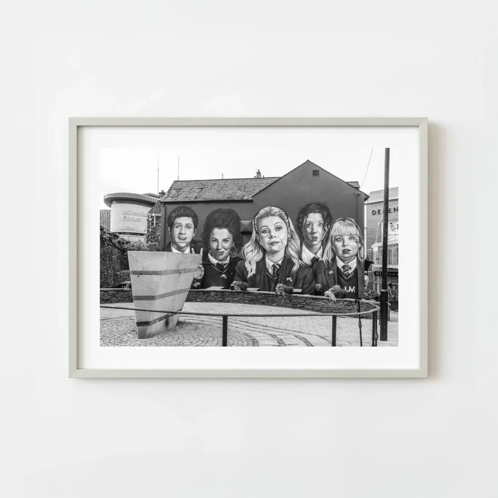 Irlanda del Norte Derry Bogside Mural de colegialas Fotografí urbana en blanco y negro Moody Documental Wall Art | Edición...