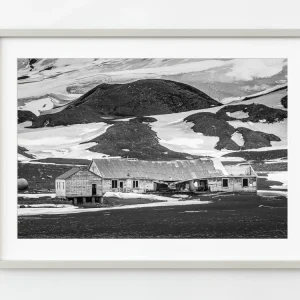 Los restos de la estación ballenera antártica son un susurro de esfuerzos pasados ​​| Edición limitada de 10 Dan Kosmayer...