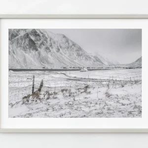 Paisaje cubierto de nieve Flakstadsaden Noruega | Edición limitada de 10 Dan Kosmayer Photography