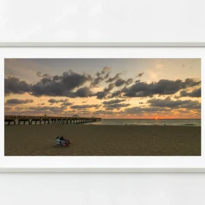 Pareja viendo la puesta de sol Juno Beach Florida | Edición limitada de 10 Dan Kosmayer Photography