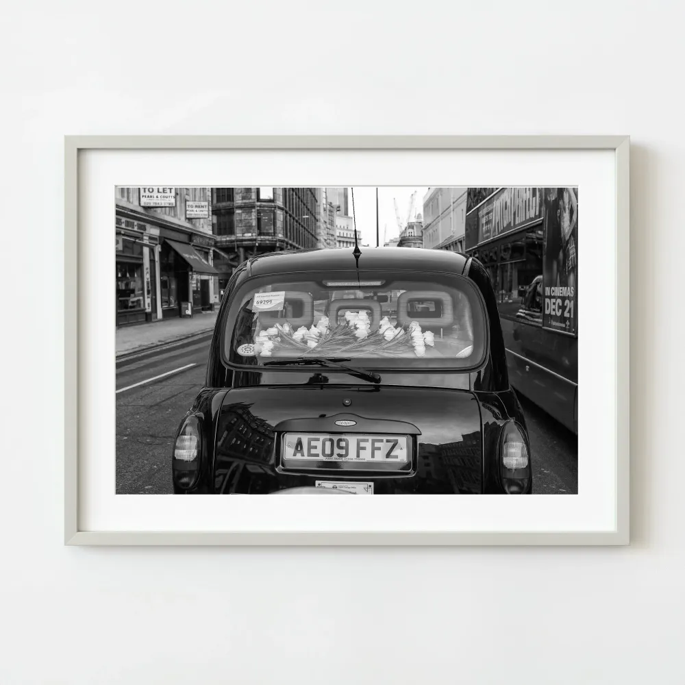 Parte trasera de un coche inglés con rosas blancas | Edición limitada de 10 Dan Kosmayer Photography
