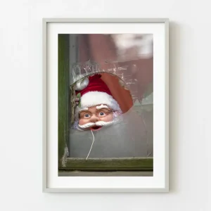 Santa mirando por la ventana Bucarest | Edición limitada de 10 Dan Kosmayer Photography