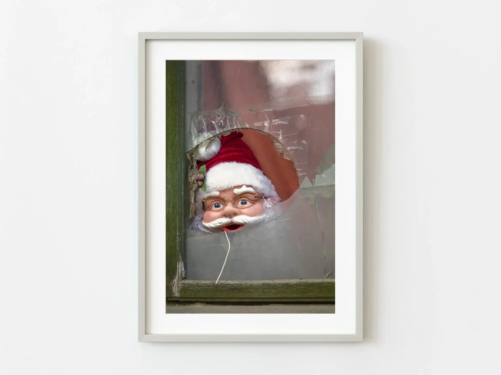 Santa mirando por la ventana Bucarest | Edición limitada de 10 Dan Kosmayer Photography
