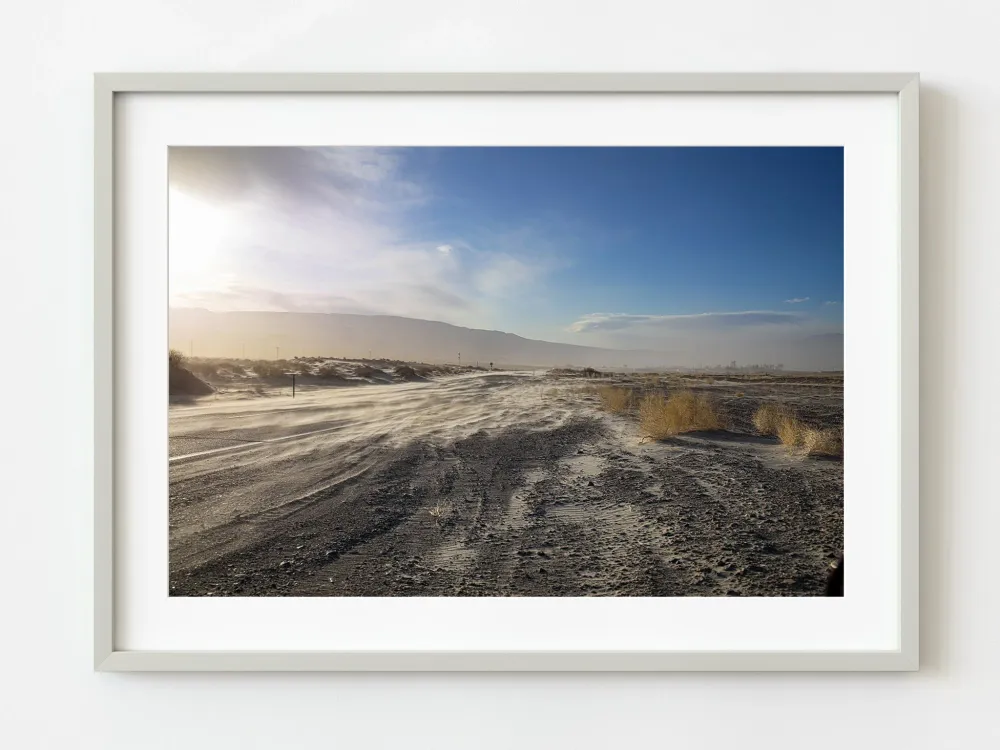 Tormenta de arena sobre la carretera del desierto | Edición limitada de 10 Dan Kosmayer Photography