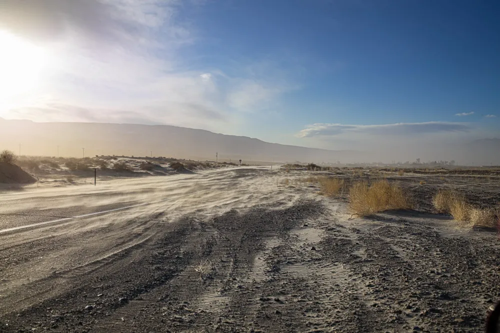 Tormenta de arena sobre la carretera del desierto | Edición limitada de 10 Dan Kosmayer Photography