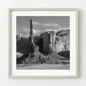 Tótem de Monument Valley en blanco y negro | Edición limitada de 10 Dan Kosmayer Photography