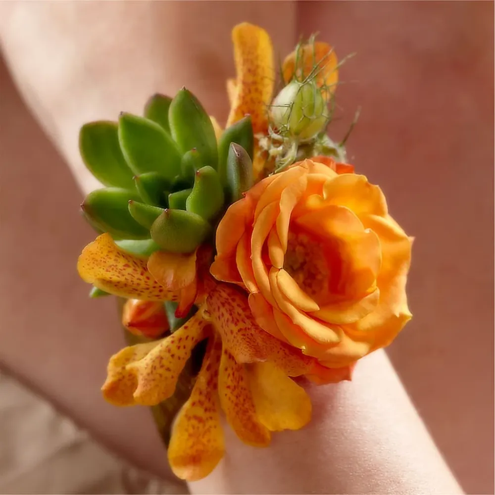 Corsage de muñeca de amor irresistible Deux Gars Des Fleurs