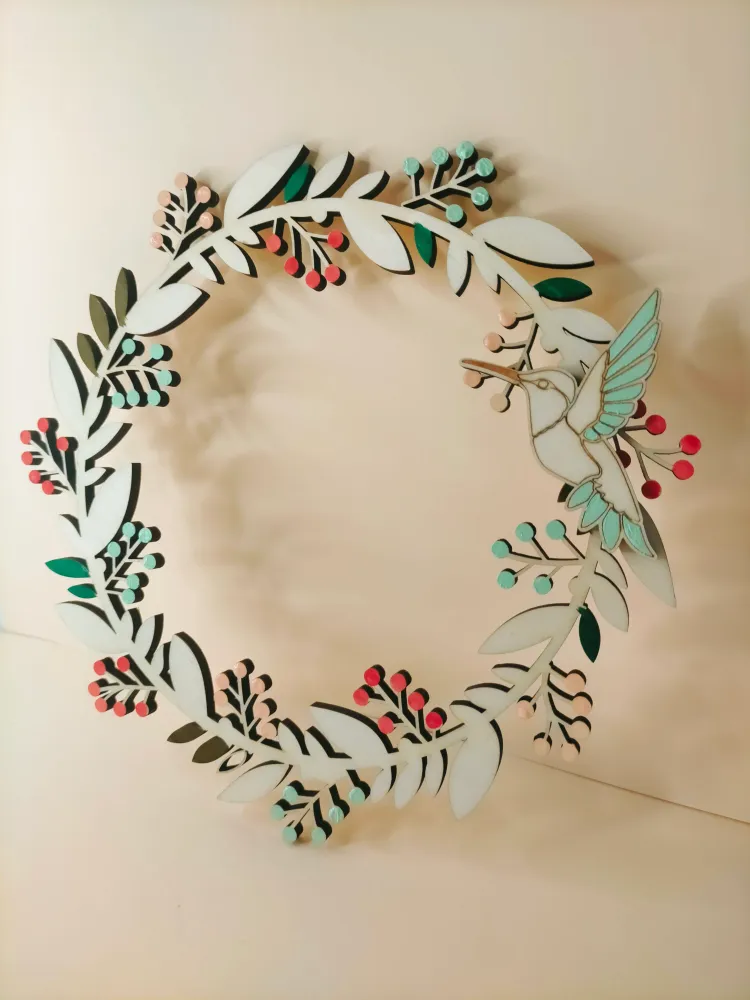 Corona Flores y Colibrí Pintada Mano – Decoración Artesanal para Puerta El trébol Rosa