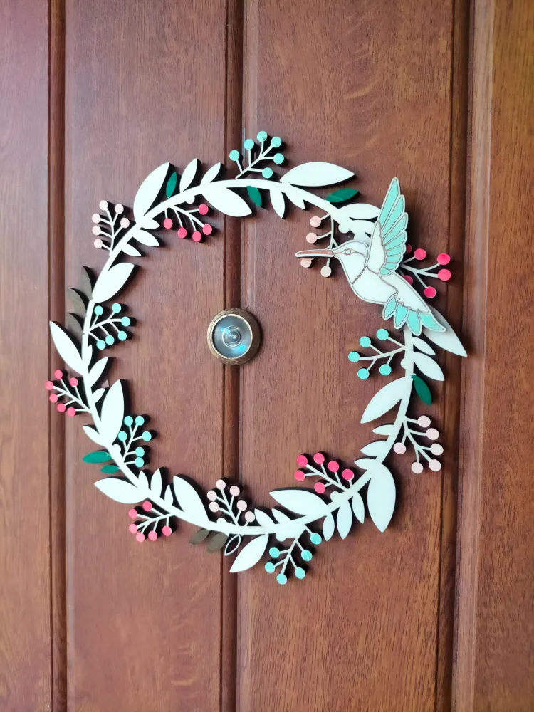 Corona Flores y Colibrí Pintada Mano – Decoración Artesanal para Puerta El trébol Rosa