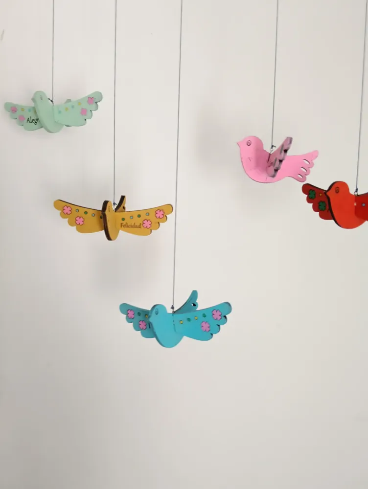 Pájaros de madera con mensaje positivo – decoración artesanal personalizada El trébol Rosa