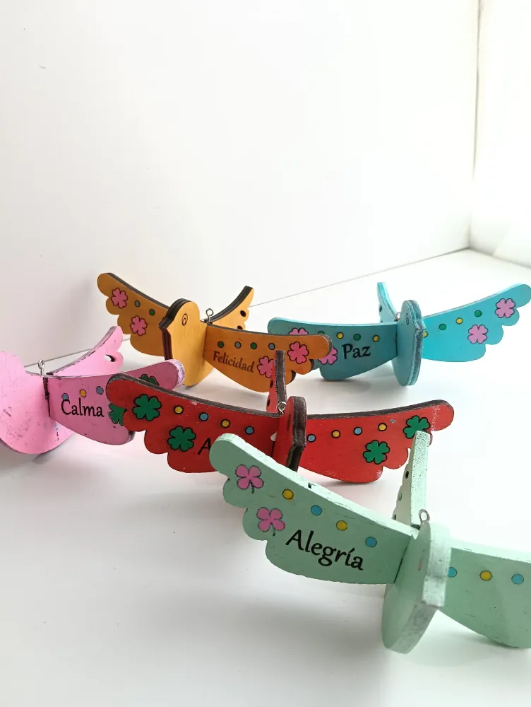 Pájaros de madera con mensaje positivo – decoración artesanal personalizada El trébol Rosa