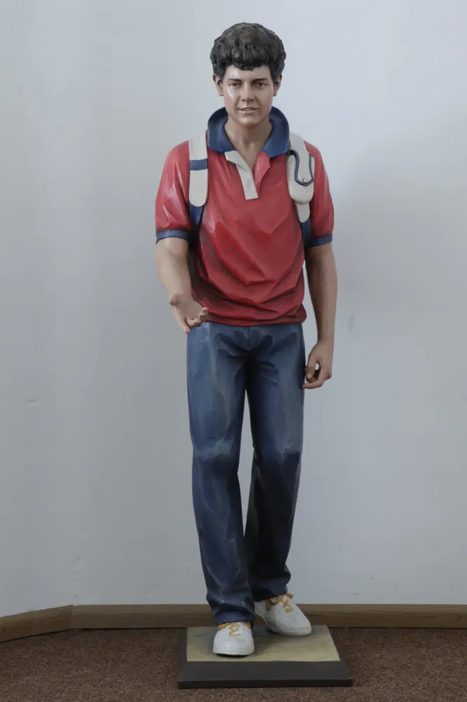 Estatua tallada en madera de Carlo Acutis 4 Ferdinand Stuflesser