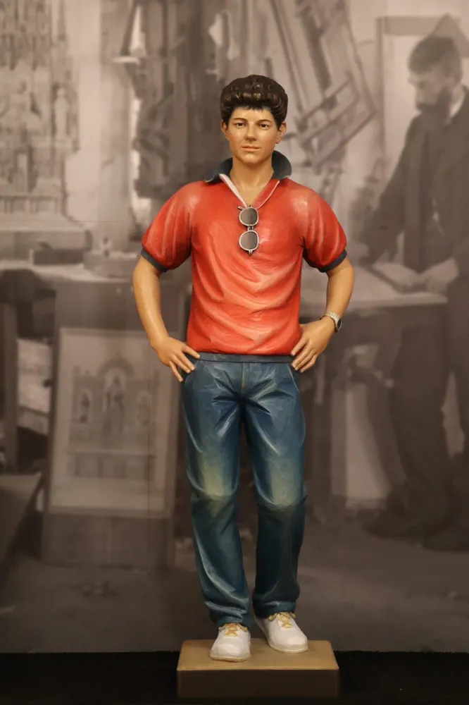 Estatua tallada en madera de Carlo Acutis 4 Ferdinand Stuflesser
