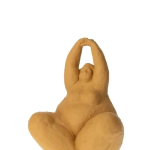Figura de cemento SUMETTE con piernas cruzadas Mostaza