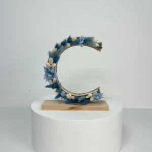 Letra decorada C: diseño floral artesanal con estilo natural Florela | Envío de flores a domicilio en 24h