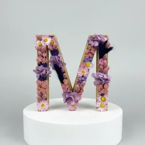Letra decorada M: elegancia floral para decorar con estilo Lila Florela | Envío de flores a domicilio en 24h