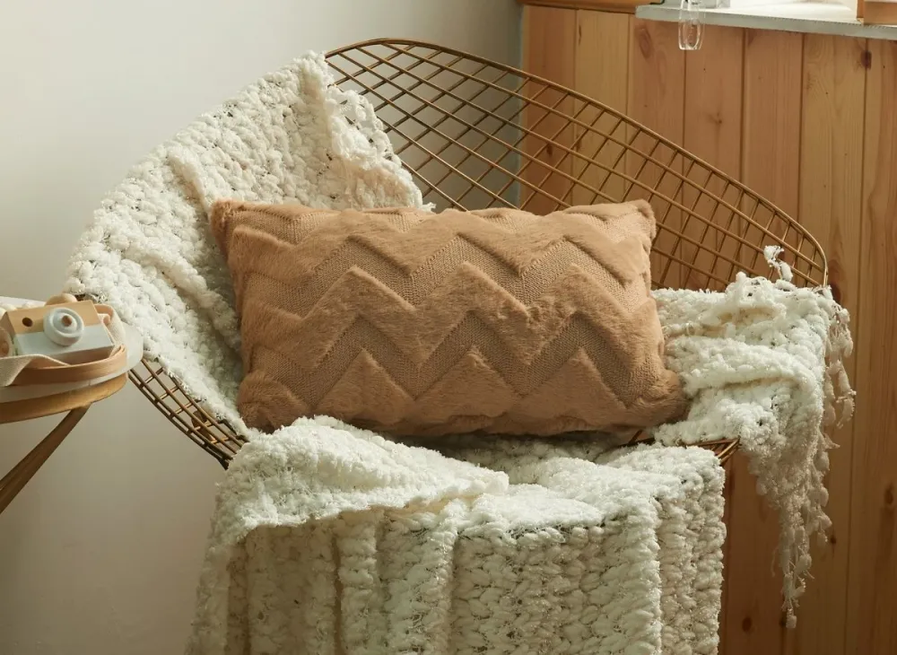 Cojín rectangular de 50x30 cm en tela suave marrón con estampado de espiga HARRY FLORENCE