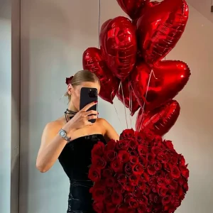 Set exclusivo de 50 Rosas y globos corazón - elegancia y romance Floristeria Lujo de Caja de Rosas Madrid
