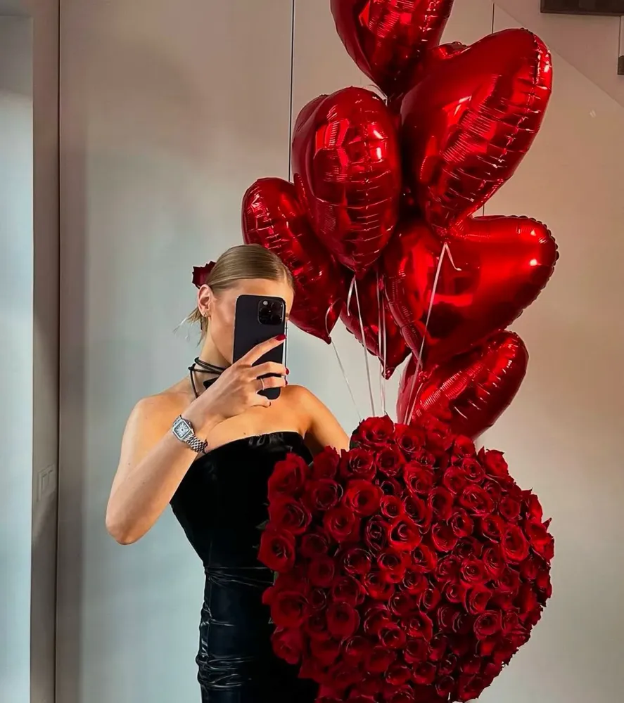 Set exclusivo de 50 Rosas y globos corazón - elegancia y romance Floristeria Lujo de Caja de Rosas Madrid