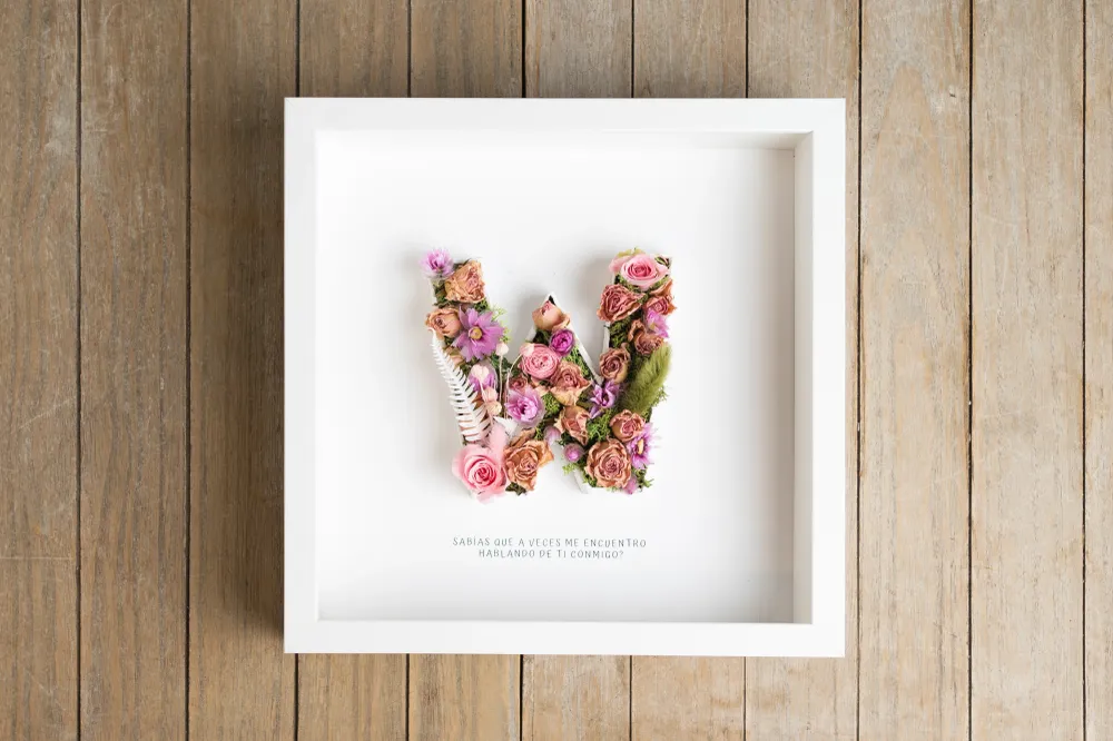 Letra W con flor seca Flors Català