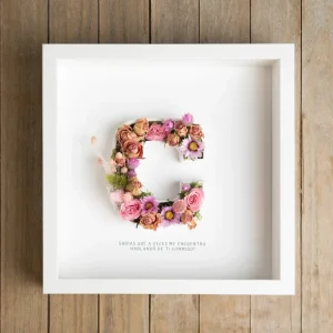 Letra C con flor seca Flors Català