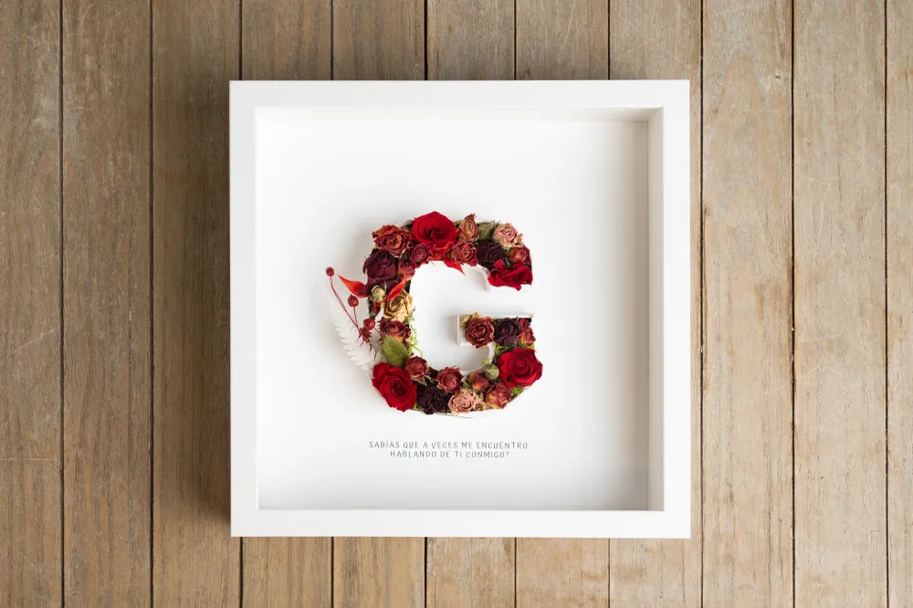 Letra G con flor seca Flors Català