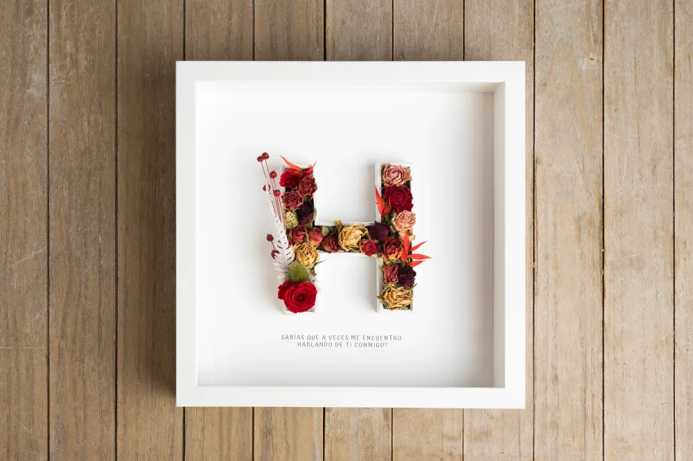 Letra H con flor seca Flors Català