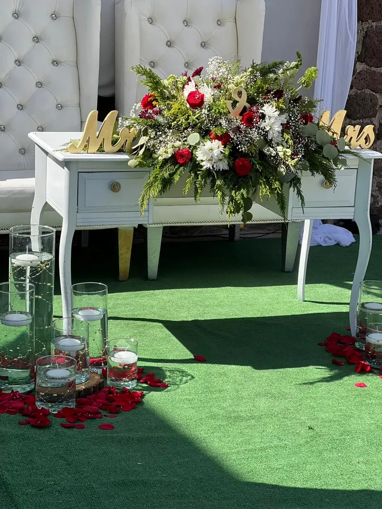 Mr & Mrs - Pergola Gift Box Inc