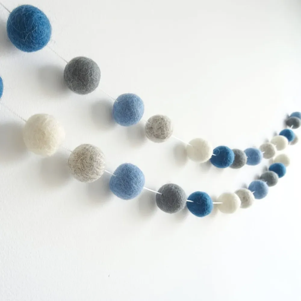 Guirnaldas bolitas de lana azules