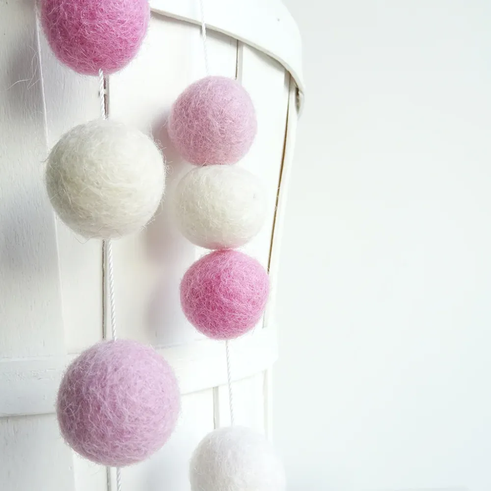Guirnaldas bolitas de lana rosa blanco