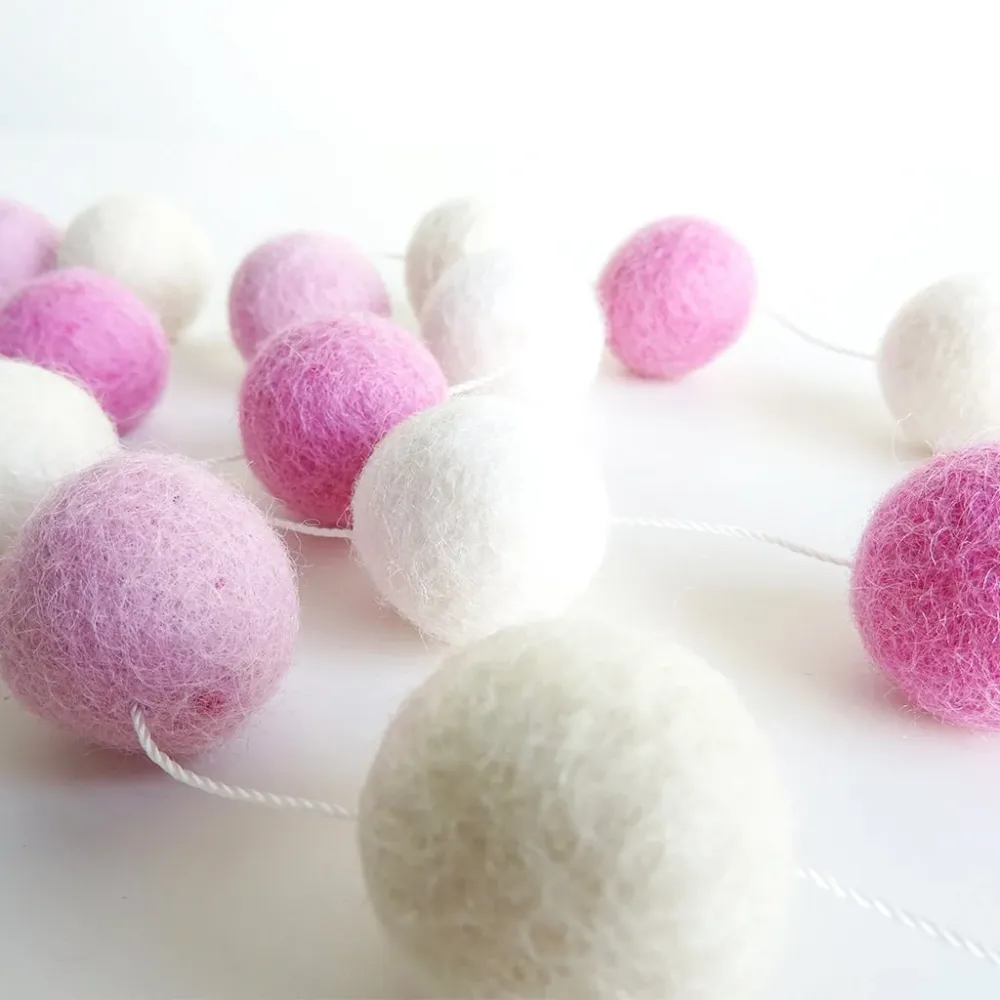 Guirnaldas bolitas de lana rosa blanco
