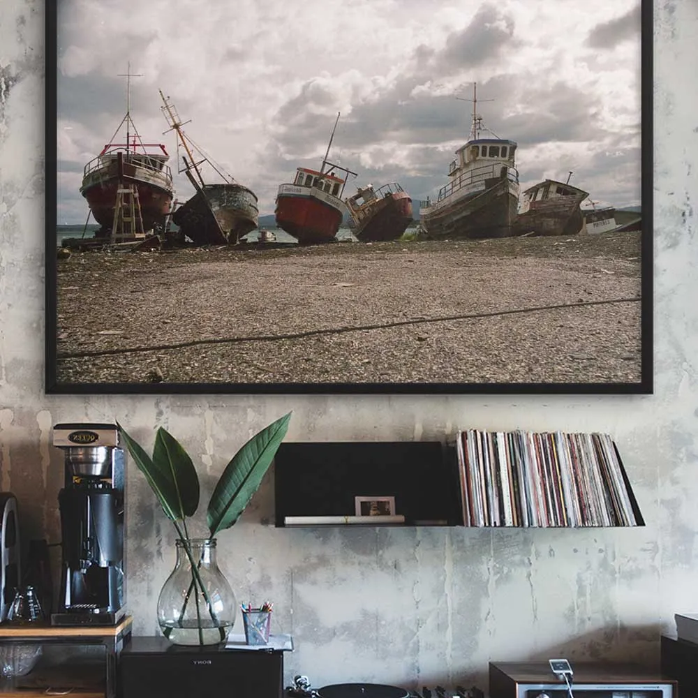 barcos en reposo - cartel en el marco Negro Kuratoren von artlia
