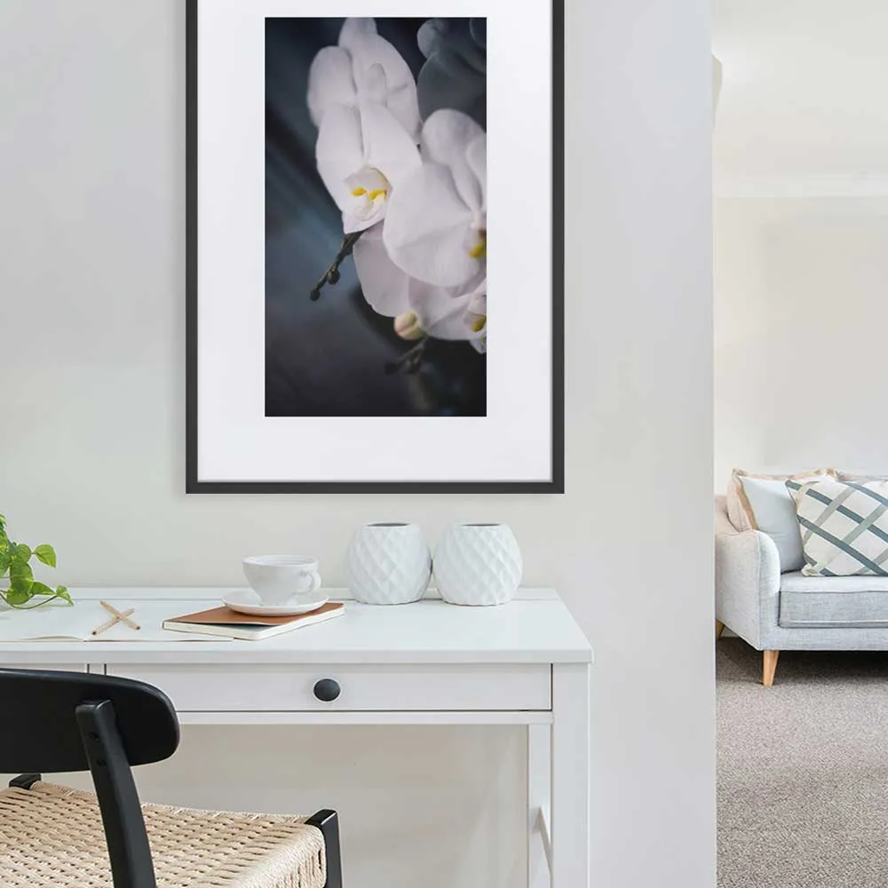 Orquídea 02 - Póster enmarcado con paspartú Negro Kuratoren von artlia