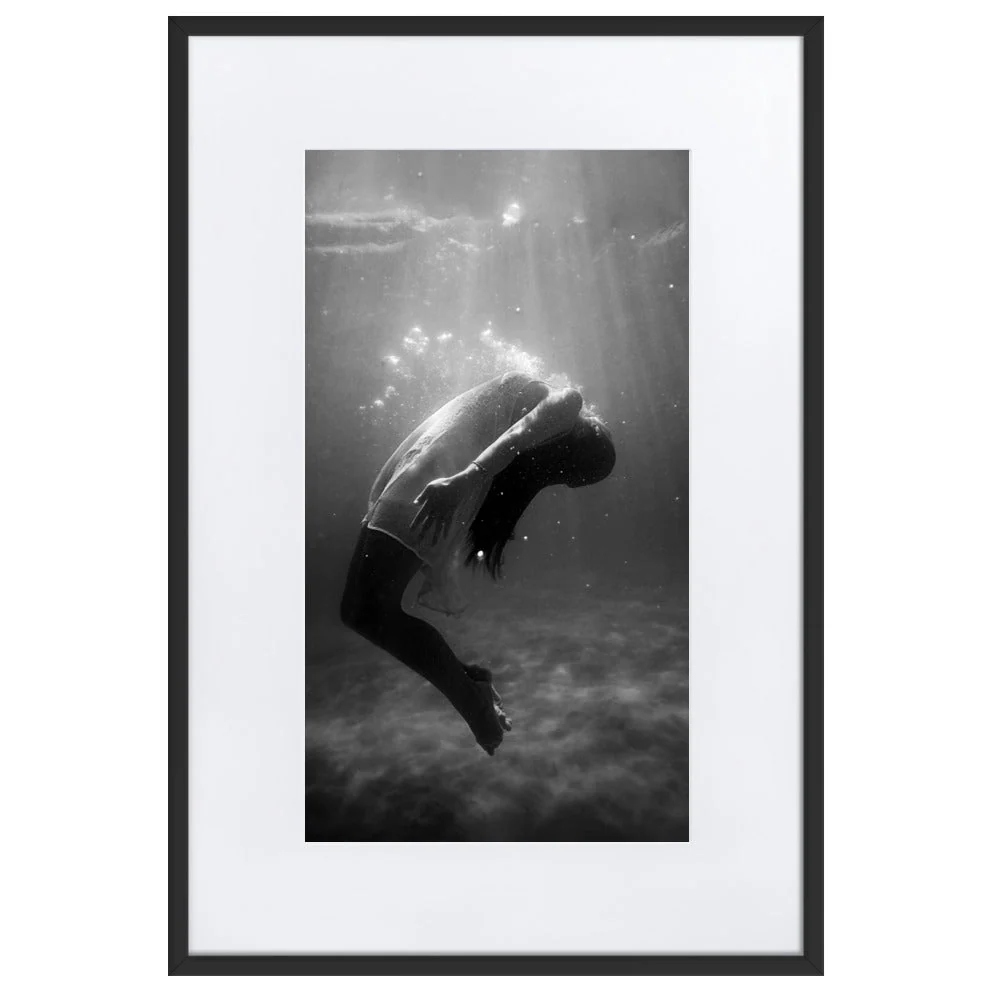 Póster con Passepartout - niñ en el agua Negro Kuratoren von artlia