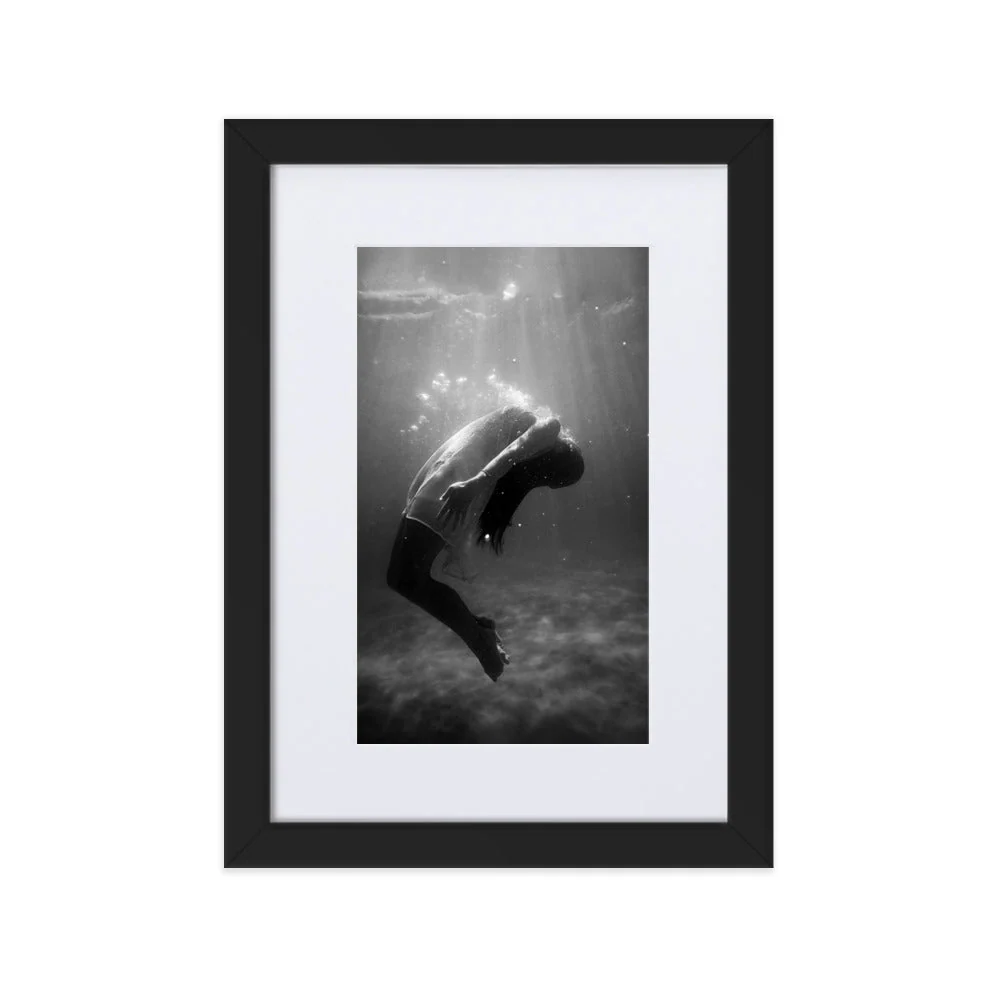 Póster con Passepartout - niñ en el agua Negro Kuratoren von artlia