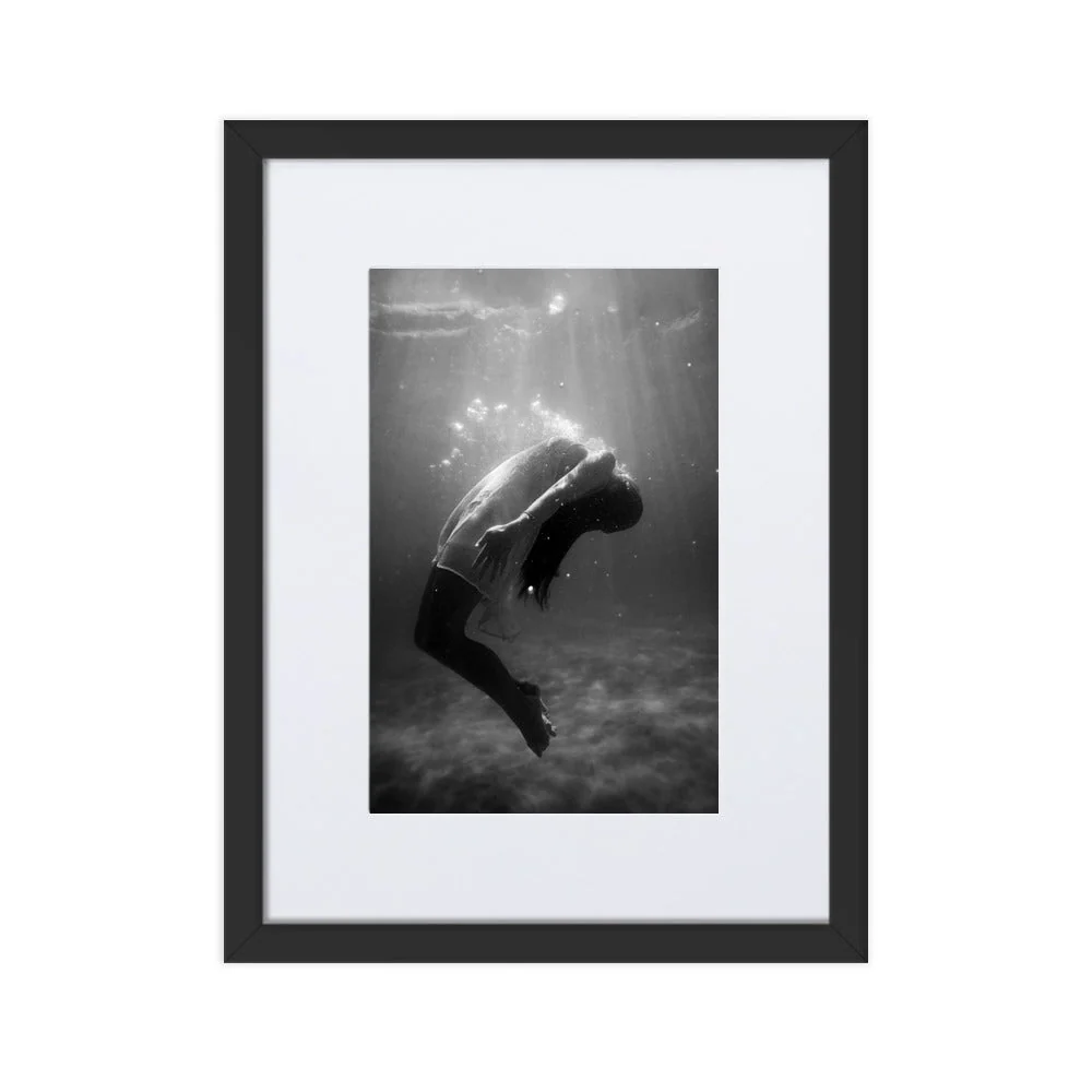 Póster con Passepartout - niñ en el agua Negro Kuratoren von artlia