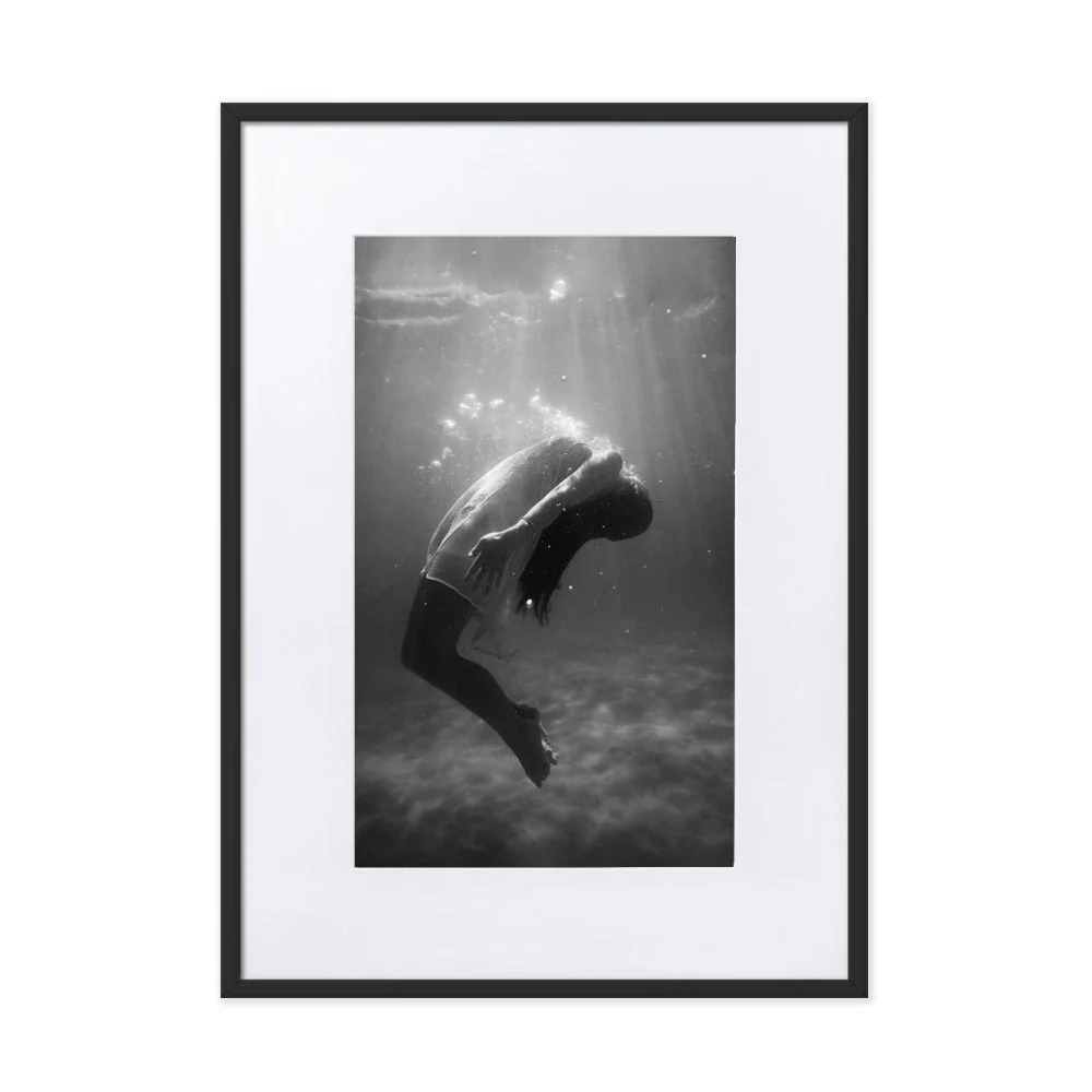Póster con Passepartout - niñ en el agua Negro Kuratoren von artlia
