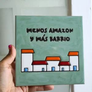 Azulejo de cerámica grande MENOS AMAZON Y MÁS BARRIO Verde La Vecina Compras