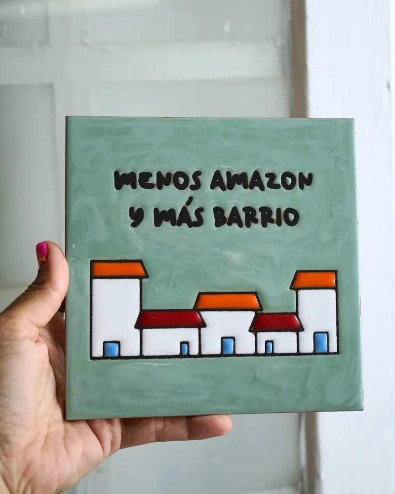 Azulejo de cerámica grande MENOS AMAZON Y MÁS BARRIO Verde La Vecina Compras