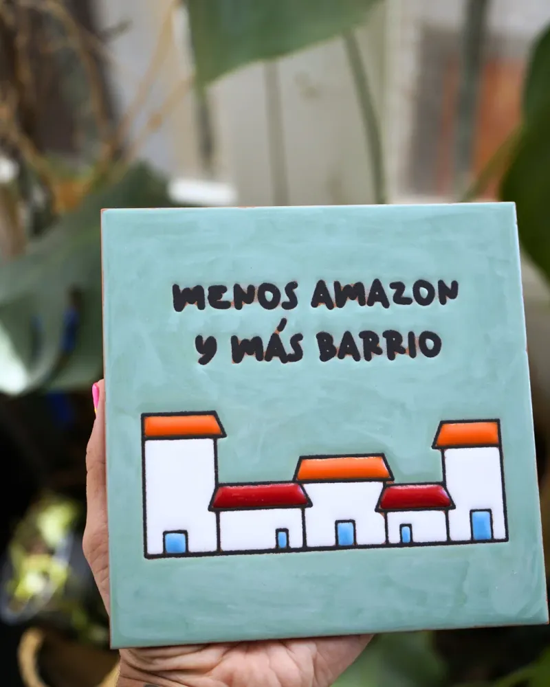 Azulejo de cerámica grande MENOS AMAZON Y MÁS BARRIO Verde La Vecina Compras