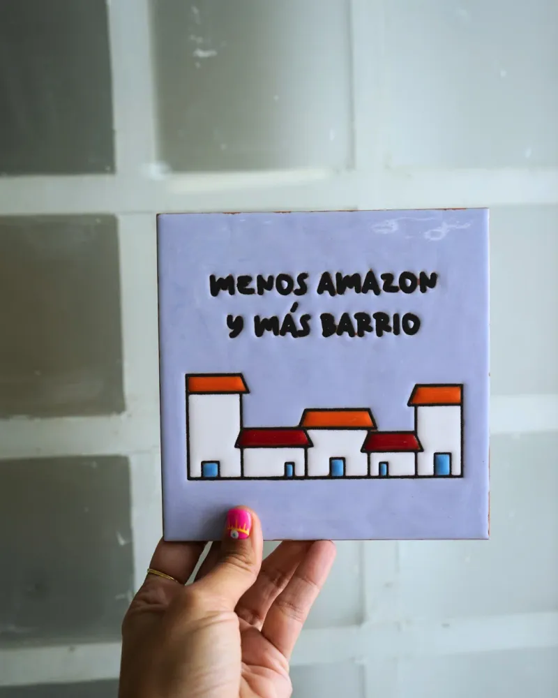 Azulejo de cerámica grande MENOS AMAZON Y MÁS BARRIO Verde La Vecina Compras