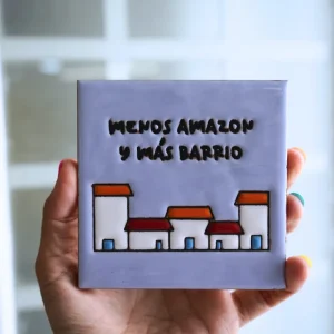 Azulejo de cerámica mediano MENOS AMAZON Y MÁS BARRIO Verde La Vecina Compras